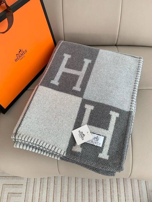 Mantas & Almofada Avalon “H”