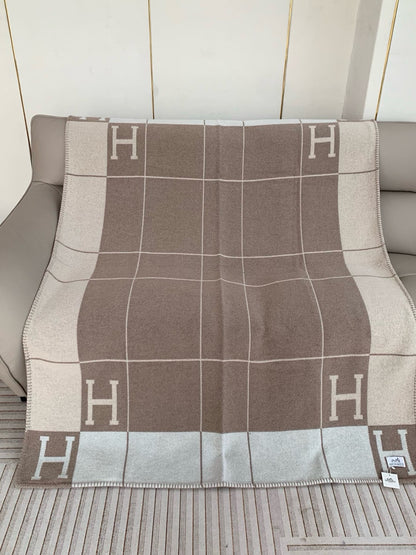 Mantas & Almofada Avalon “H”