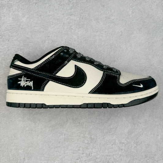 Tênis Dunk Low x Stüssy