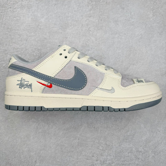 Tênis Dunk Low x Stüssy